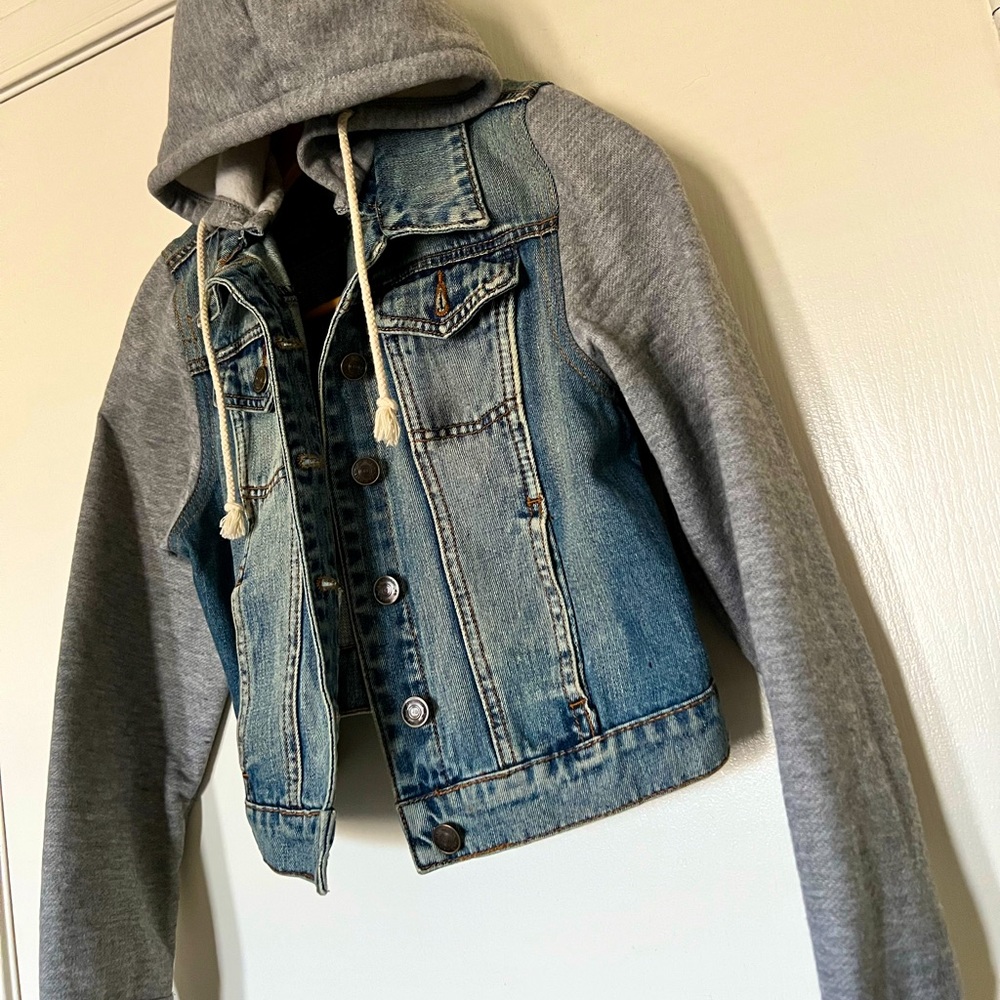 Jean jacket with cotton sleeves and inside pockets : Size Large